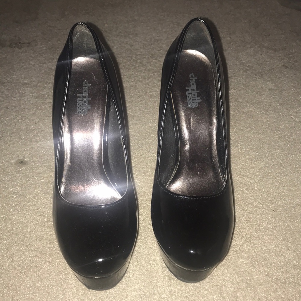 Black pumps